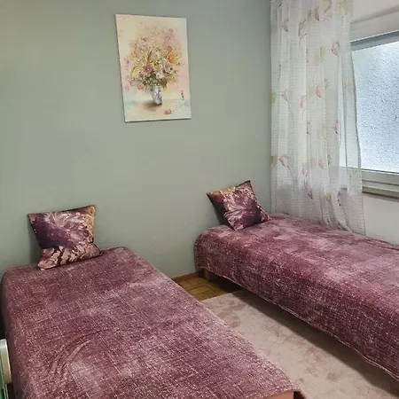 Ruhige Ferienwohnung Mit Schoener Terrasse