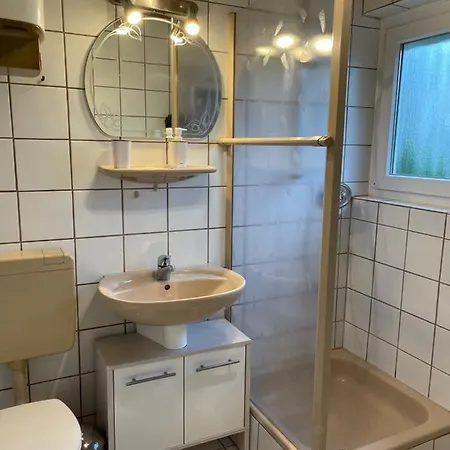 Ruhige Ferienwohnung Mit Schoener Terrasse
